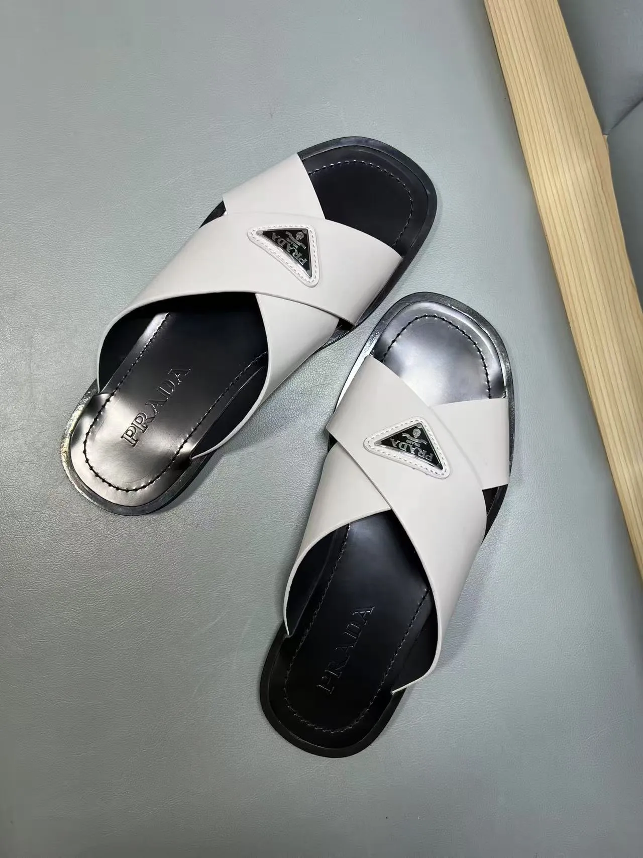 340💰PRADA Prada’s latest slippers are synchronized with the official website. This slipper is made of the brand’s unique and iconic Saffiano leather. The brand logo jumps out from the double straps, and the brand style is clearly visible. Cowhide gives men elegant charm and functional design, making it an ideal choice for vacation and leisure. Size:38-45